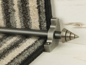 Arrow-shaped carpet rod with bracket, pewter