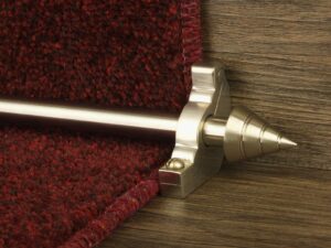 Arrow-shaped carpet rod with bracket, satin nickel