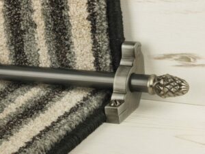 Sherwood carpet rod with fir cone finial, bracket in pewter