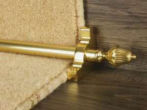 Dubai stair rod in polished brass on step
