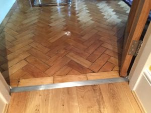 Hidden screws door threshold that joins all types of flooring
